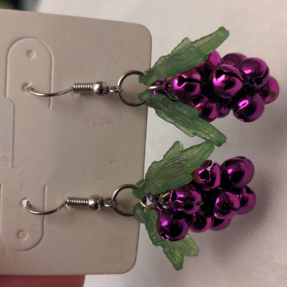 ❤️ GOT ANY GRAPES Purple Grapes Earrings New Gift